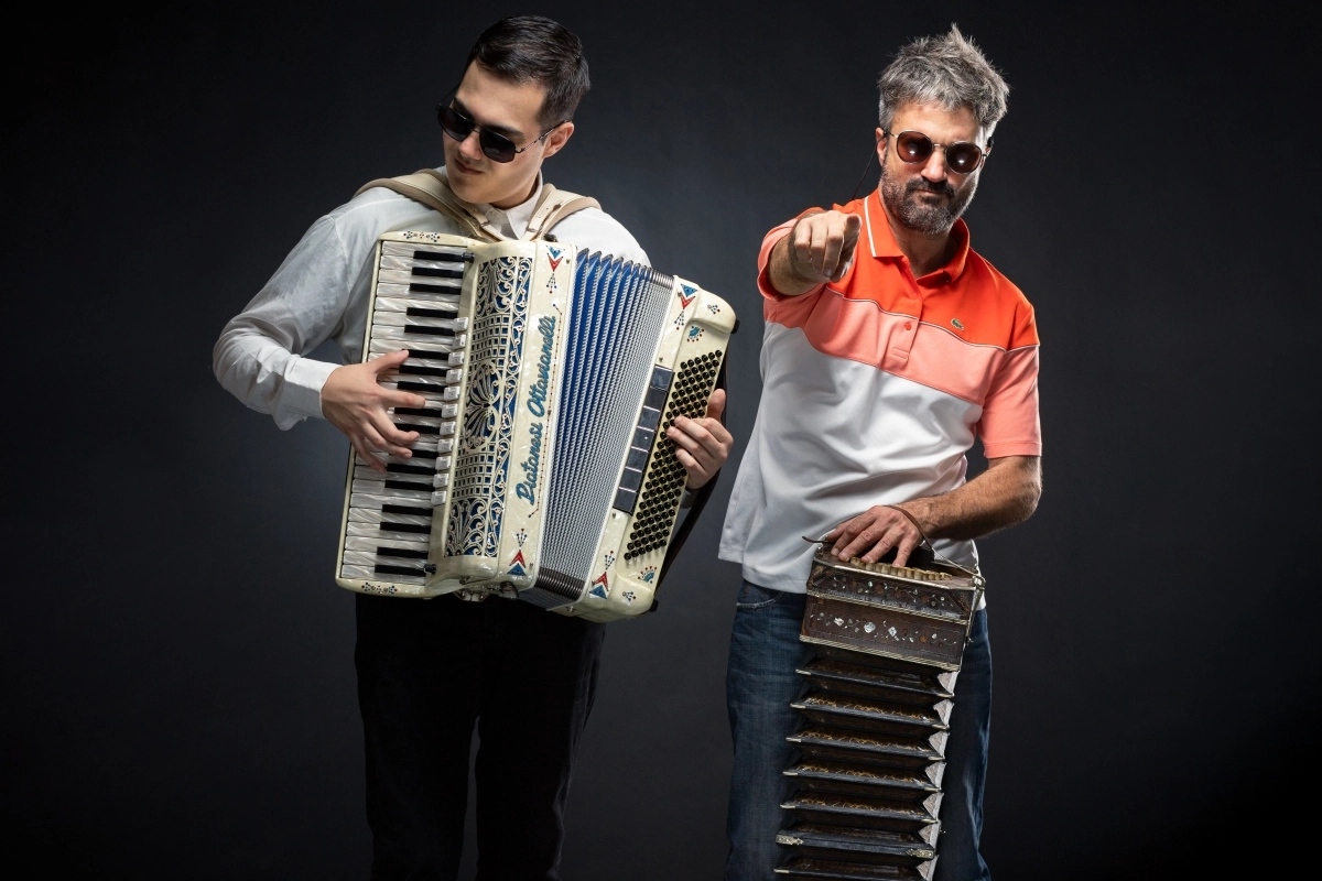 D&uacute;o Los tomis.