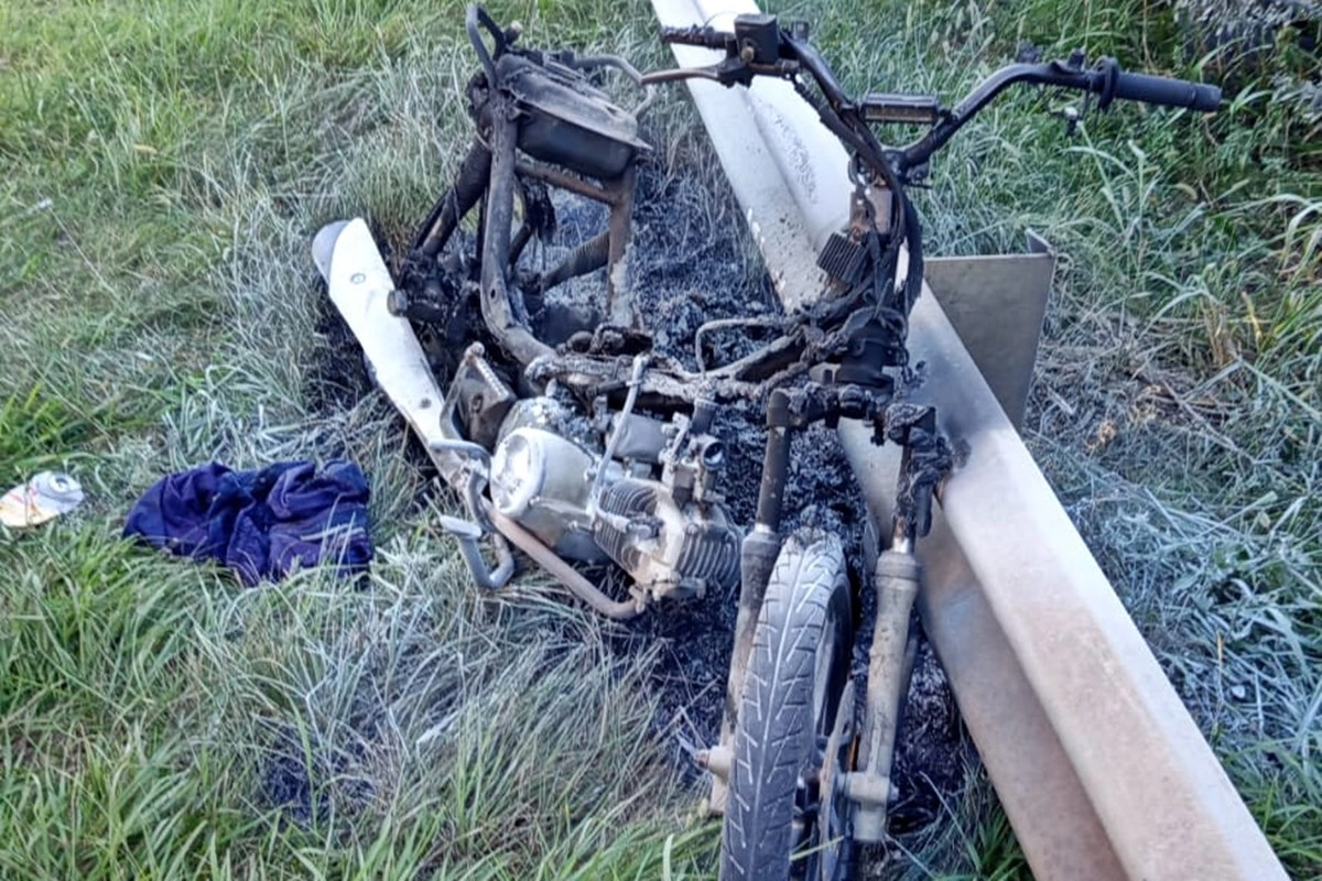 La moto termin&oacute; completamente destrozada