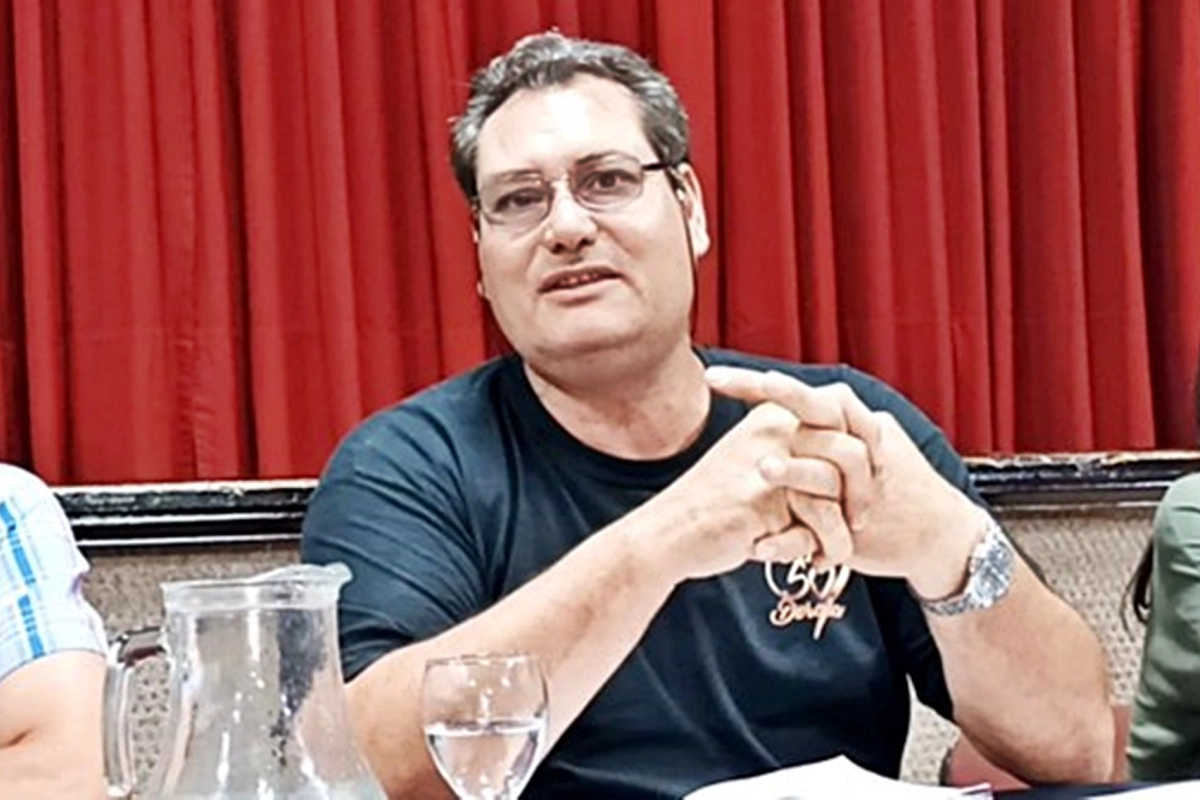 Es funcionario y negacionista.