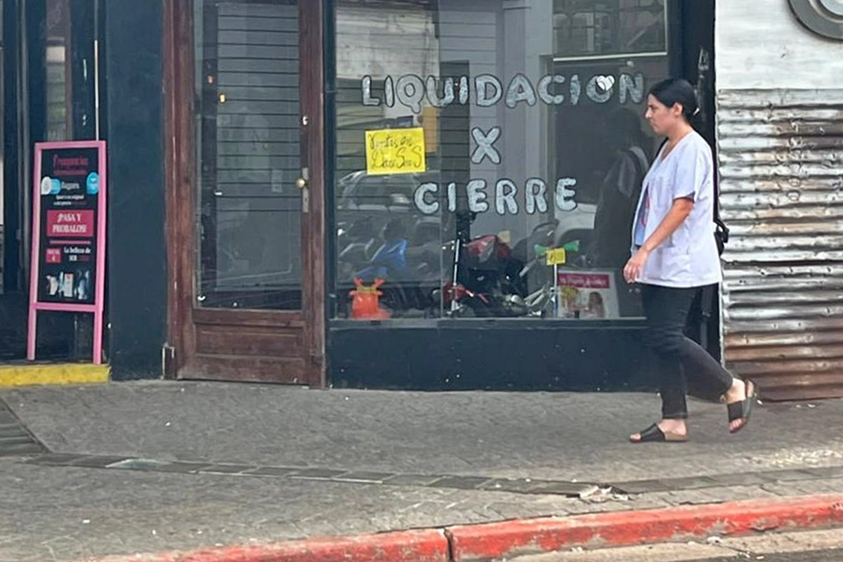 Una vidriera de calle Entre R&iacute;os, entre V&eacute;lez Sarsfield y Guemes.