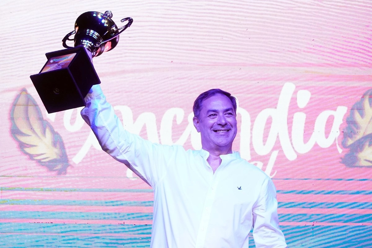 Eduardo Cristina levantando la copa obtenida por la campeona Emperatriz