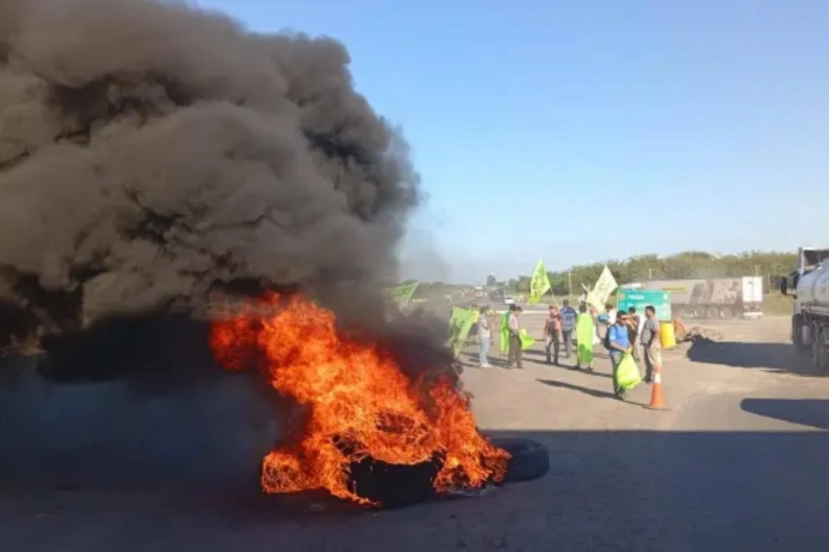 Trabajadores reclamaron sobre la Ruta 18.
