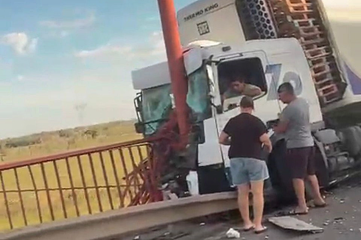 Las primeras personas en llegar a auxiliar al camionero accidentado