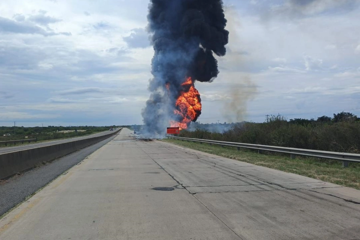 Un cami&oacute;n cisterna fue uno de los protagonistas del choque.