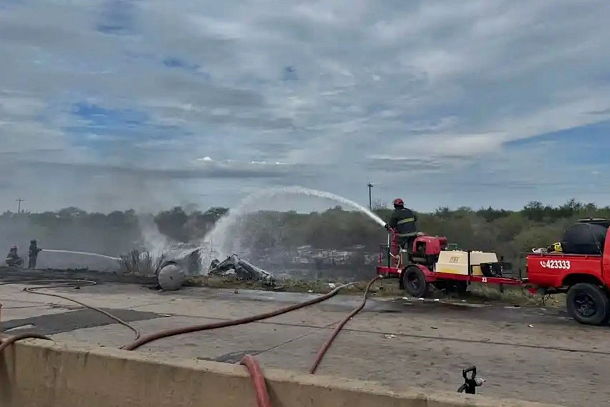 Los bomberos apagando las &uacute;ltimas llamas del tr&aacute;gico accidente.