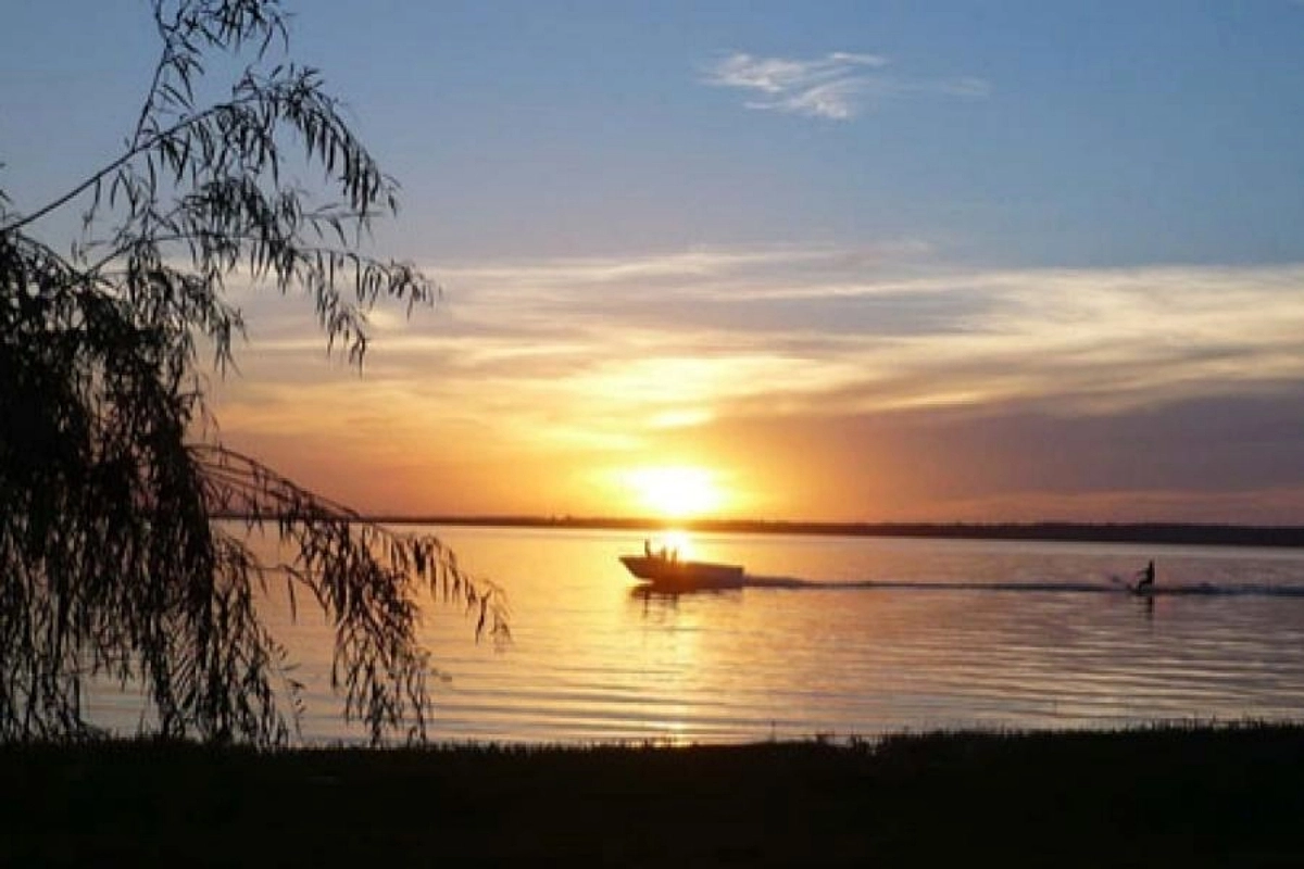 Vivir el atardecer del Lago en una embarcaci&oacute;n.