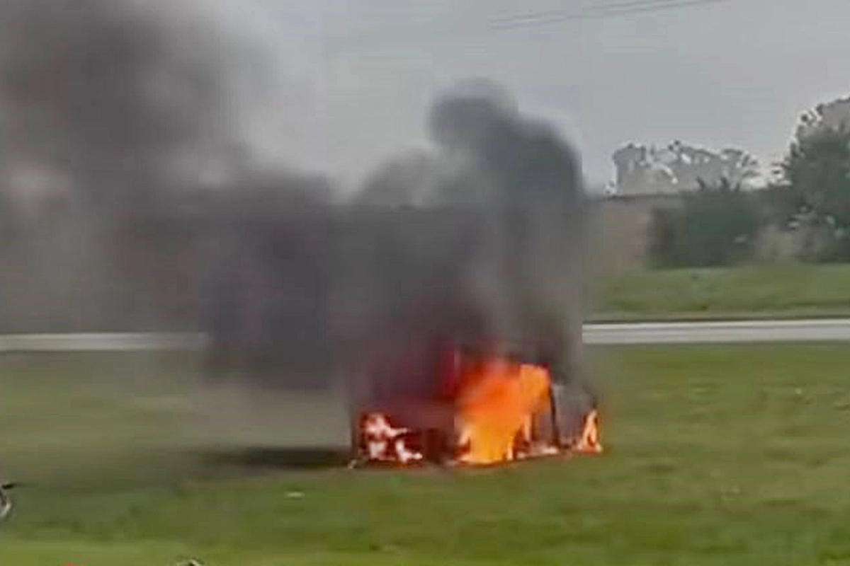 El auto se incendi&oacute;, tras chocar.