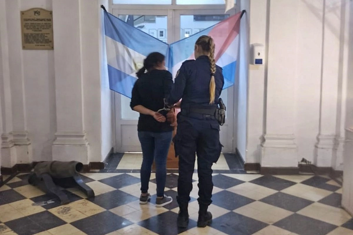 La mujer qued&oacute; detenida y su hijo escap&oacute;.