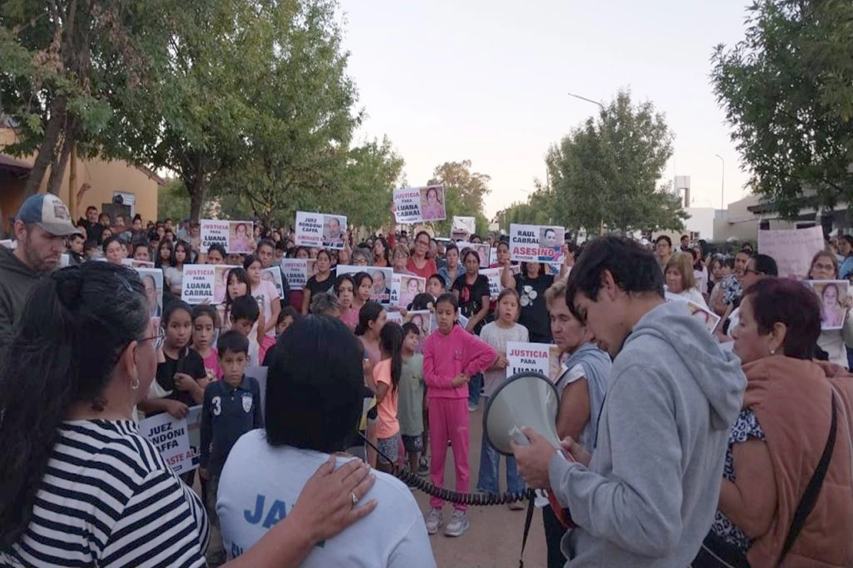 La movilizaci&oacute;n no solo se detuvo en el domicilio de la tragedia, tambi&eacute;n fue a la casa del juez.