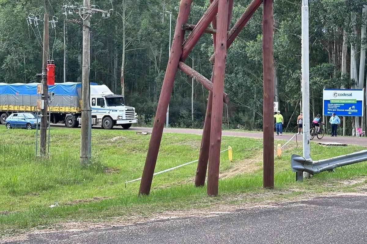 Otra im&aacute;gen de camiones circulando por caminos del Perilago.