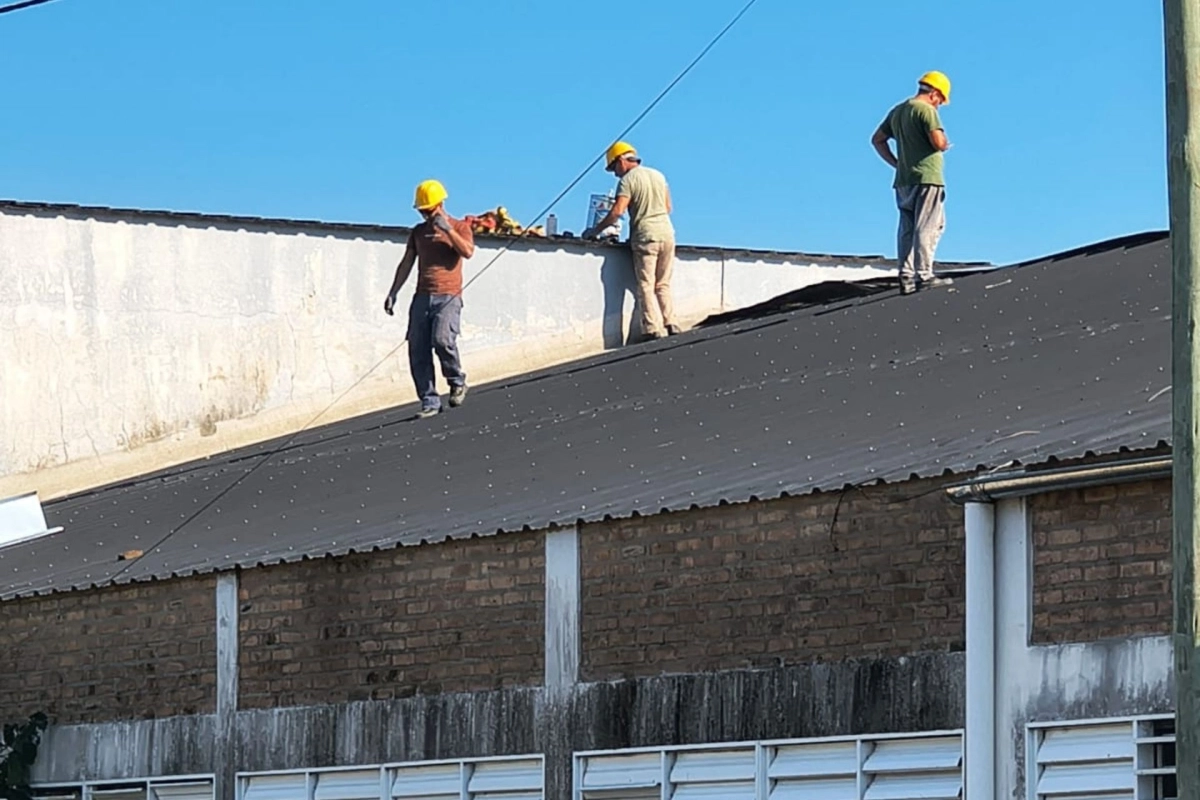 La provincia realiza reparaciones en una escuela.