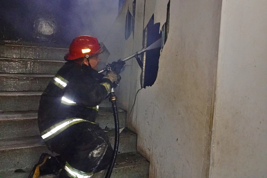 Uno de los bomberos combatiendo el foco &iacute;gneo.