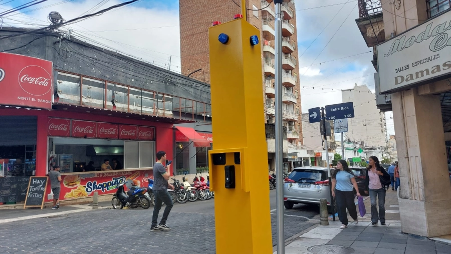 El dispositivo fue instalado en plena peatonal.