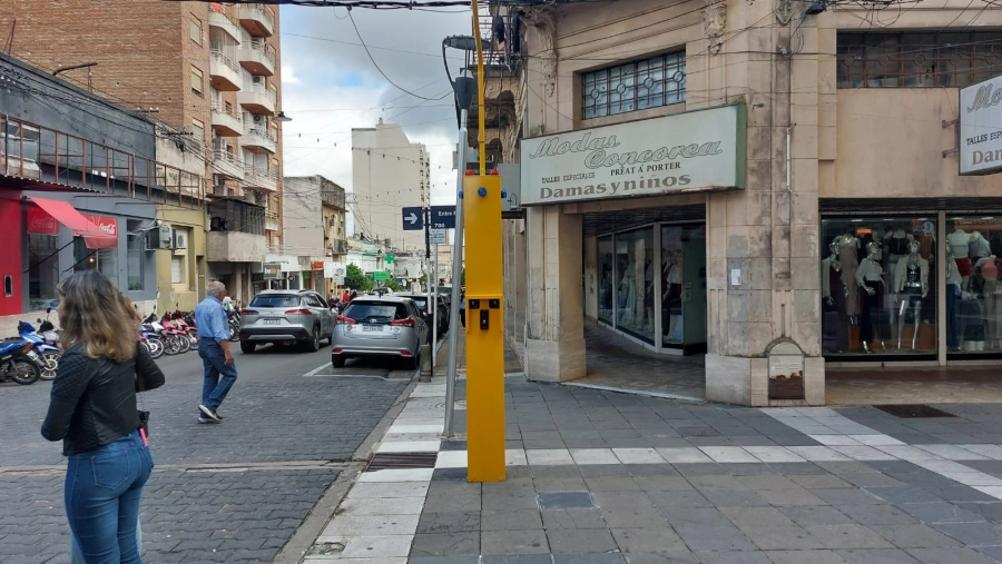 A trav&eacute;s de un bot&oacute;n establece una comunicaci&oacute;n con la polic&iacute;a.