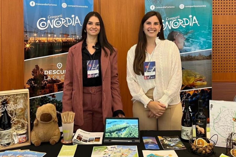 Bel&eacute;n y Camila en el Stand de Concordia