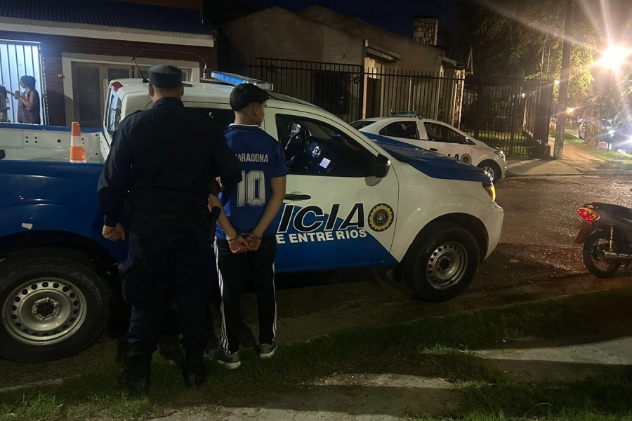 El sujeto acab&oacute; detenido por el personal policial.