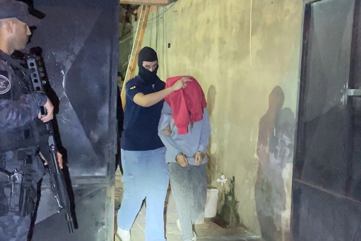 Momento en que la mujere era detenida por la polic&iacute;a.