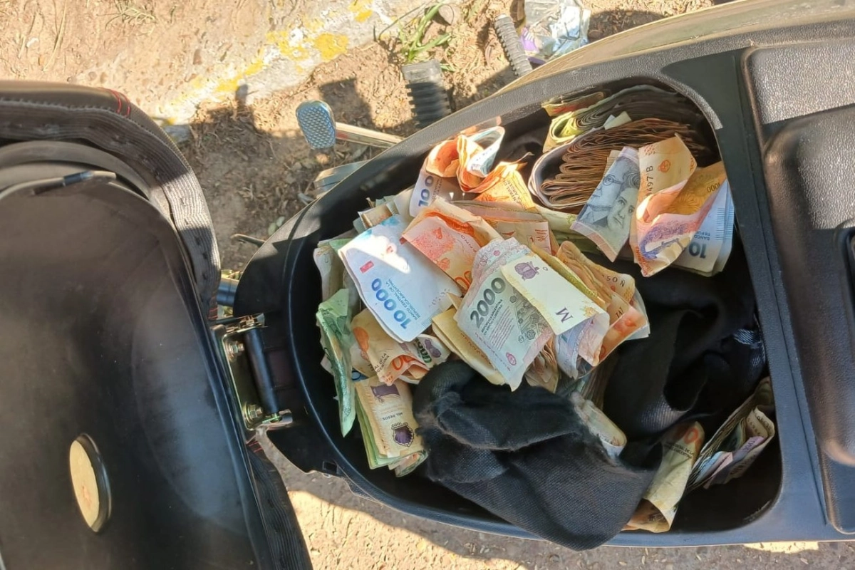 Fue detenido con una importante suma de dinero en su moto.