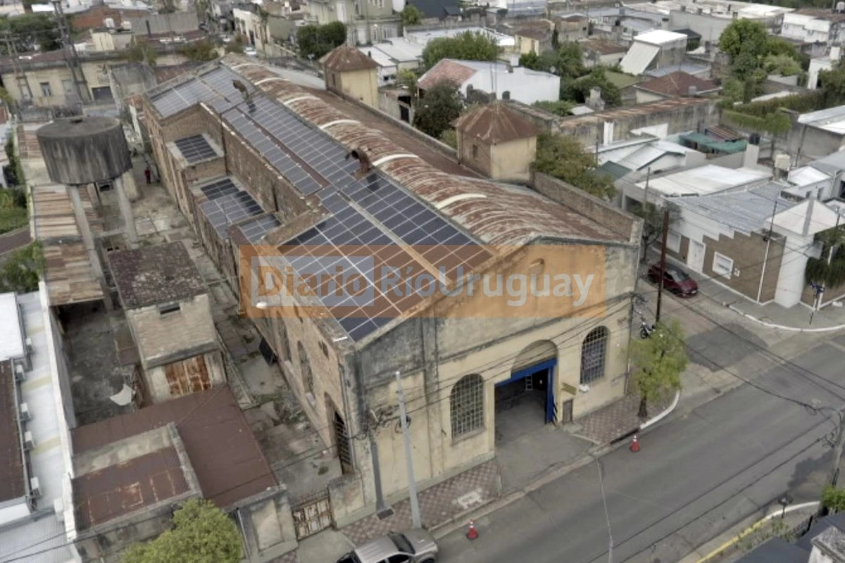 Los paneles de energ&iacute;a solar est&aacute;n en los techos de la vieja usina de San Juan y Alberdi.