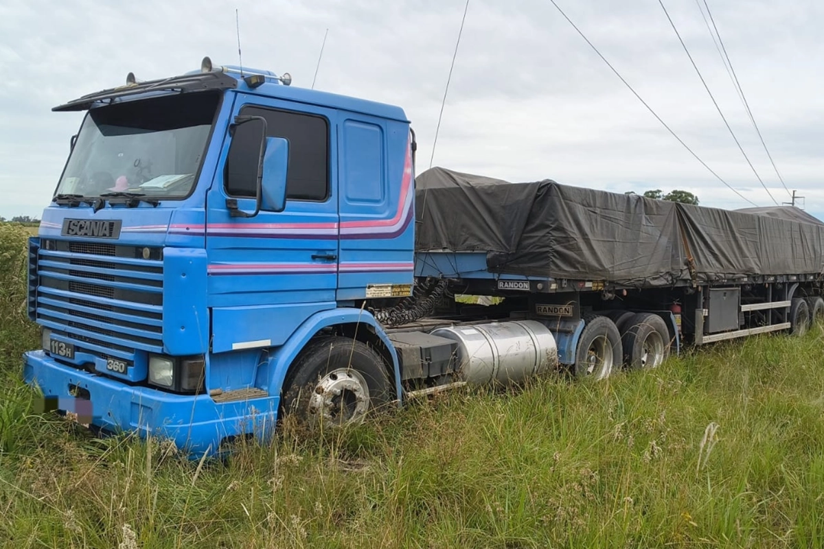 Las bolsas de harina quedaron sobre la ruta.