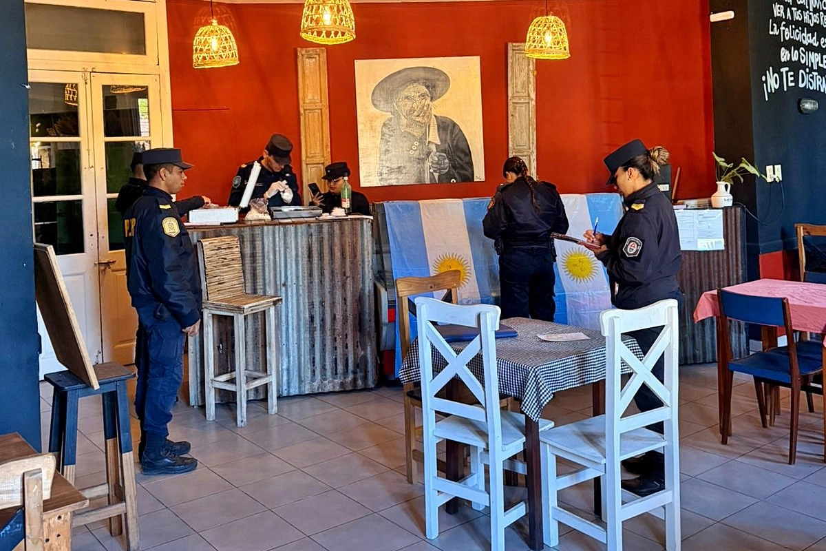 Personal policial trabajando en el lugar del hecho