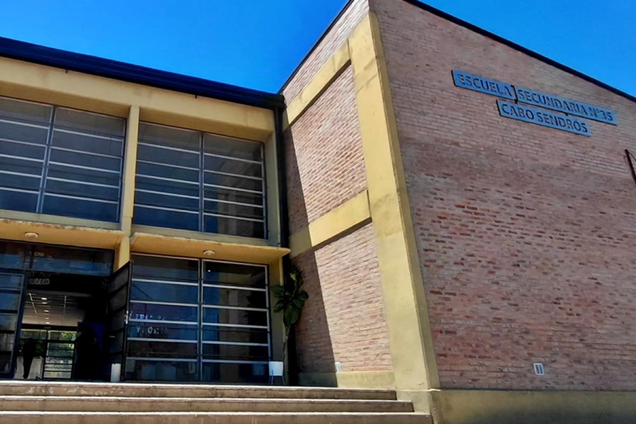 Frente de la Escuela Cabo Sendr&oacute;s