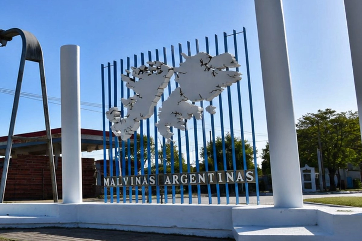 Monumento en memoria a los h&eacute;roes de Malvinas en el acceso a Concordia.