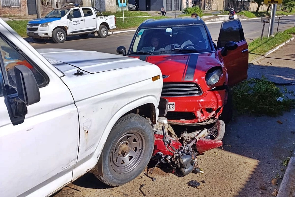 Ambos rodados terminaron contra una camioneta estacionada.