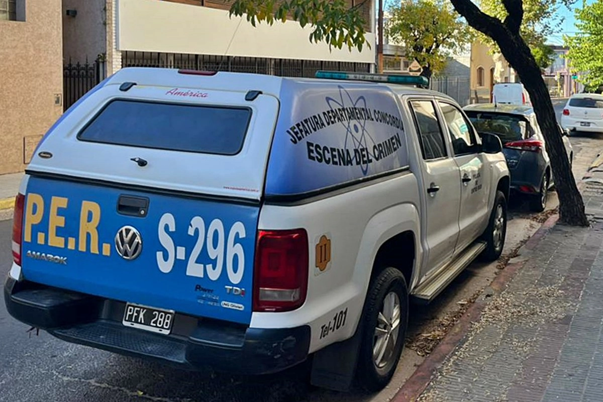 Uno de los m&oacute;viles policiales en la cuadra de la vivienda del ex gobernador Bordet.