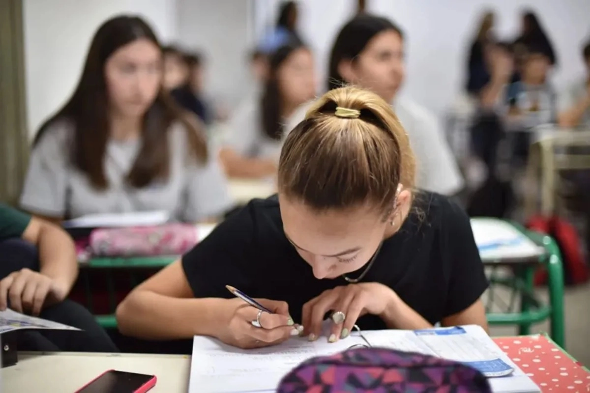 El proyecto surge como respuesta a la creciente complejidad de los conflictos en las aulas.