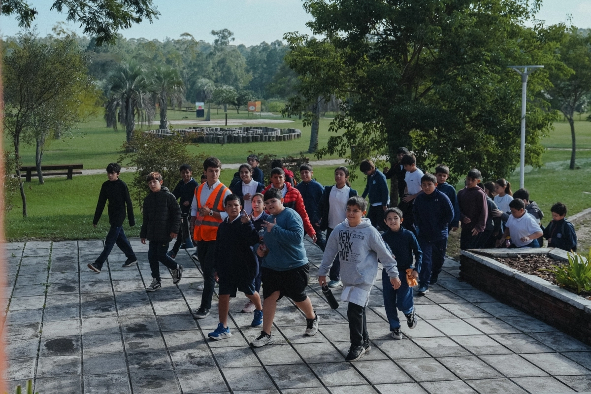 Chicos de las escuelas de regi&oacute;n conocen la represa.