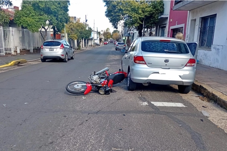 Un joven terminó hospitalizado por el choque entre un auto y una moto en zona céntrica