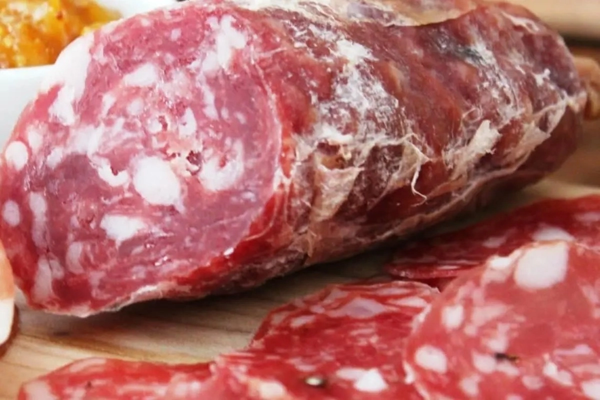 Su elaboraci&oacute;n se da con 55% de carne vacuna madura y un 45% de carne de cerdo.