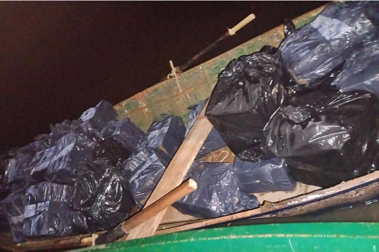 Fueron descubiertos cuando intentaban cruzar 264 botellas de vodka por el río Uruguay