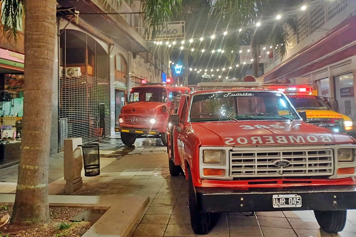 Los bomberos devieron ingresar a la peatonal para luchar contra el fuego