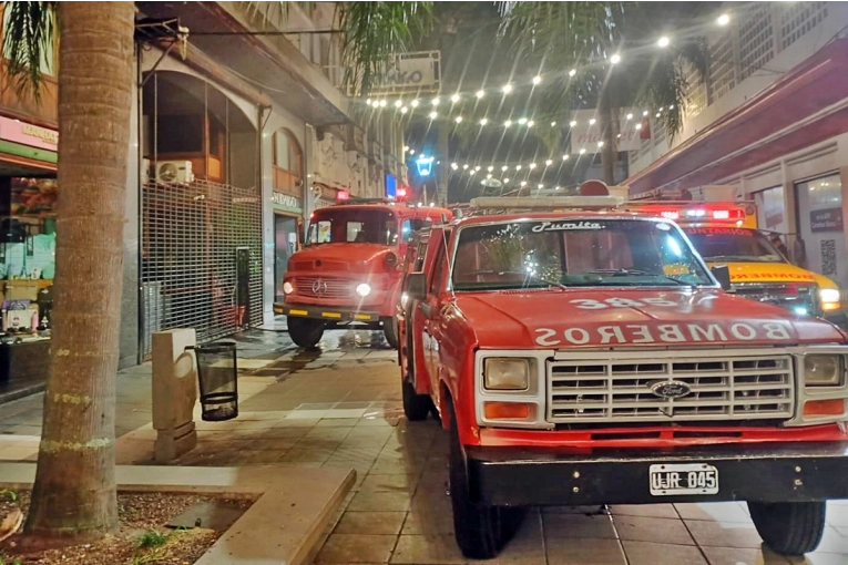 Un incendio provoc&oacute; importantes p&eacute;rdidas a una reconocida tienda en la peatonal de Concordia