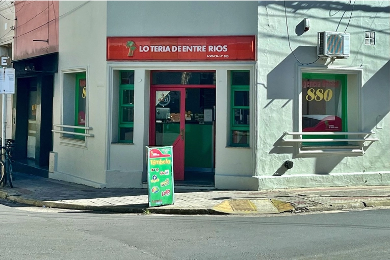 Agencieros se organizan para rechazar el cambio de la cartelería en cada negocio