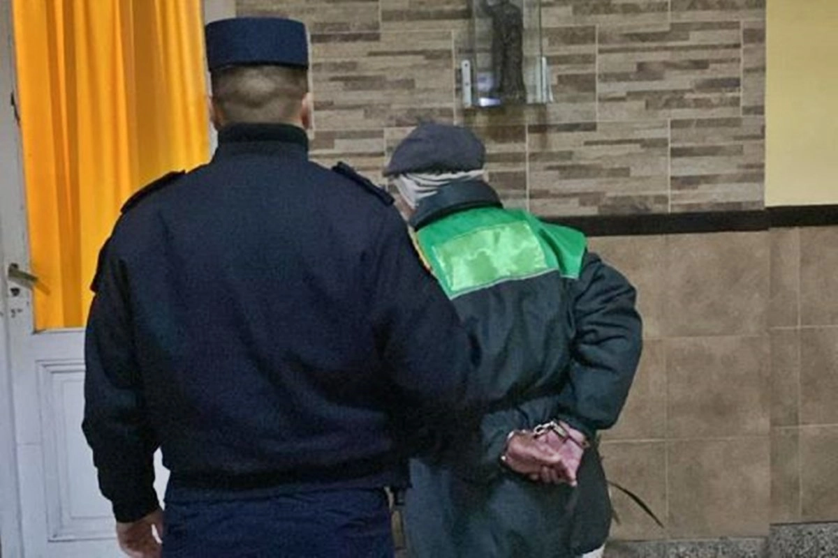 El hombre fue acusado de usar un arma de fuego y efectuar dos disparos.
