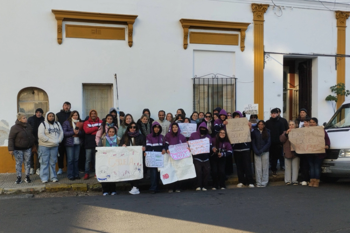 La comunidad educativa se manifest&oacute; frente a la Departamental de Escuelas.