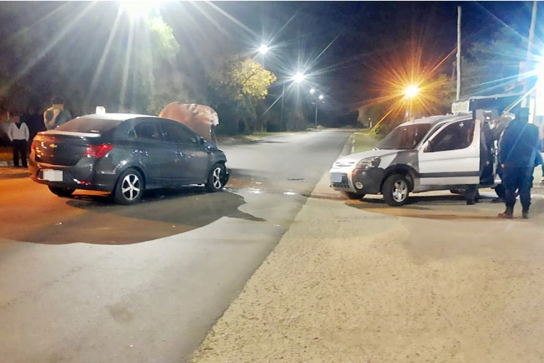 Una mujer resultó herida tras un choque entre un auto y una camioneta en avenida Tavella