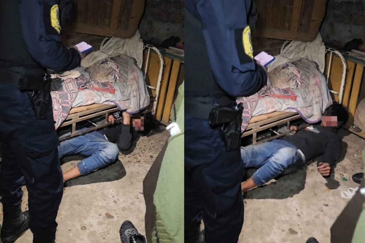 La polic&iacute;a pudo dar con el sujeto debajo de una cama.