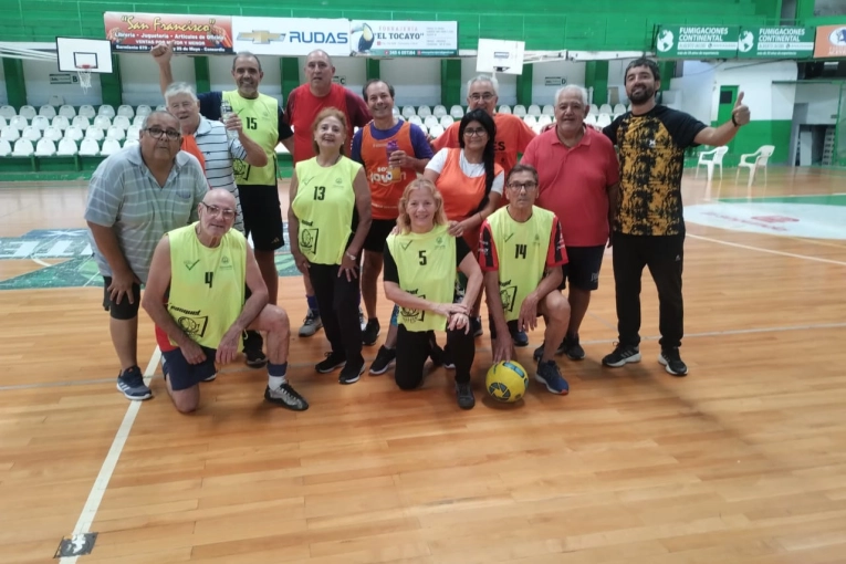 Encuentro de fútbol caminando en el Polideportivo del ISEEF