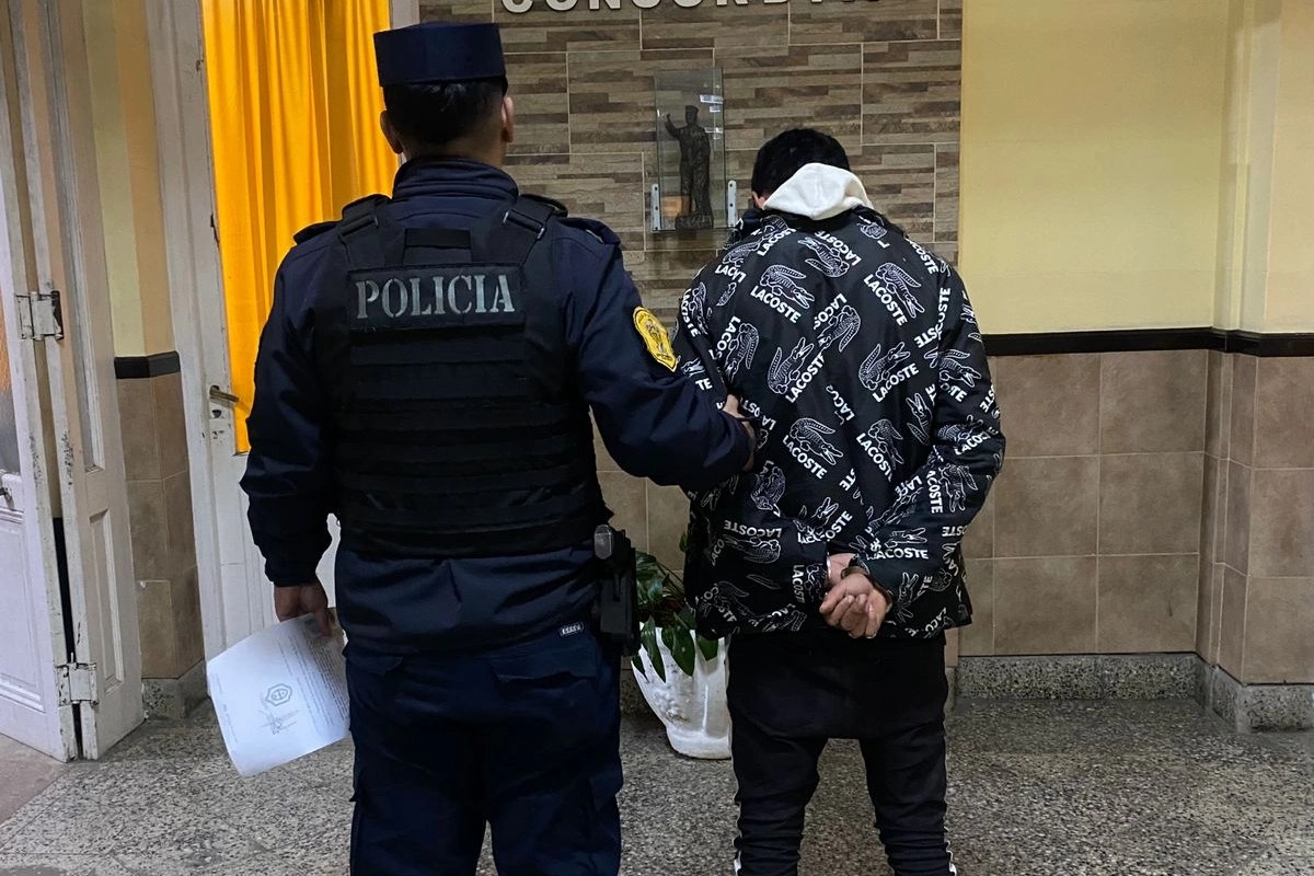 El hombre fue atrapado con cuatro celulares.