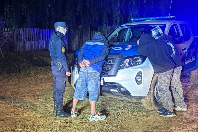 Interceptaron a tres menores que llevaban una tumbera y armas blancas