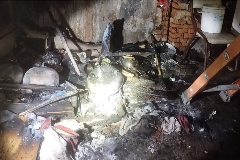 Bomberos trabajaron intensamente para controlar un incendio registrado en una vivienda de la región