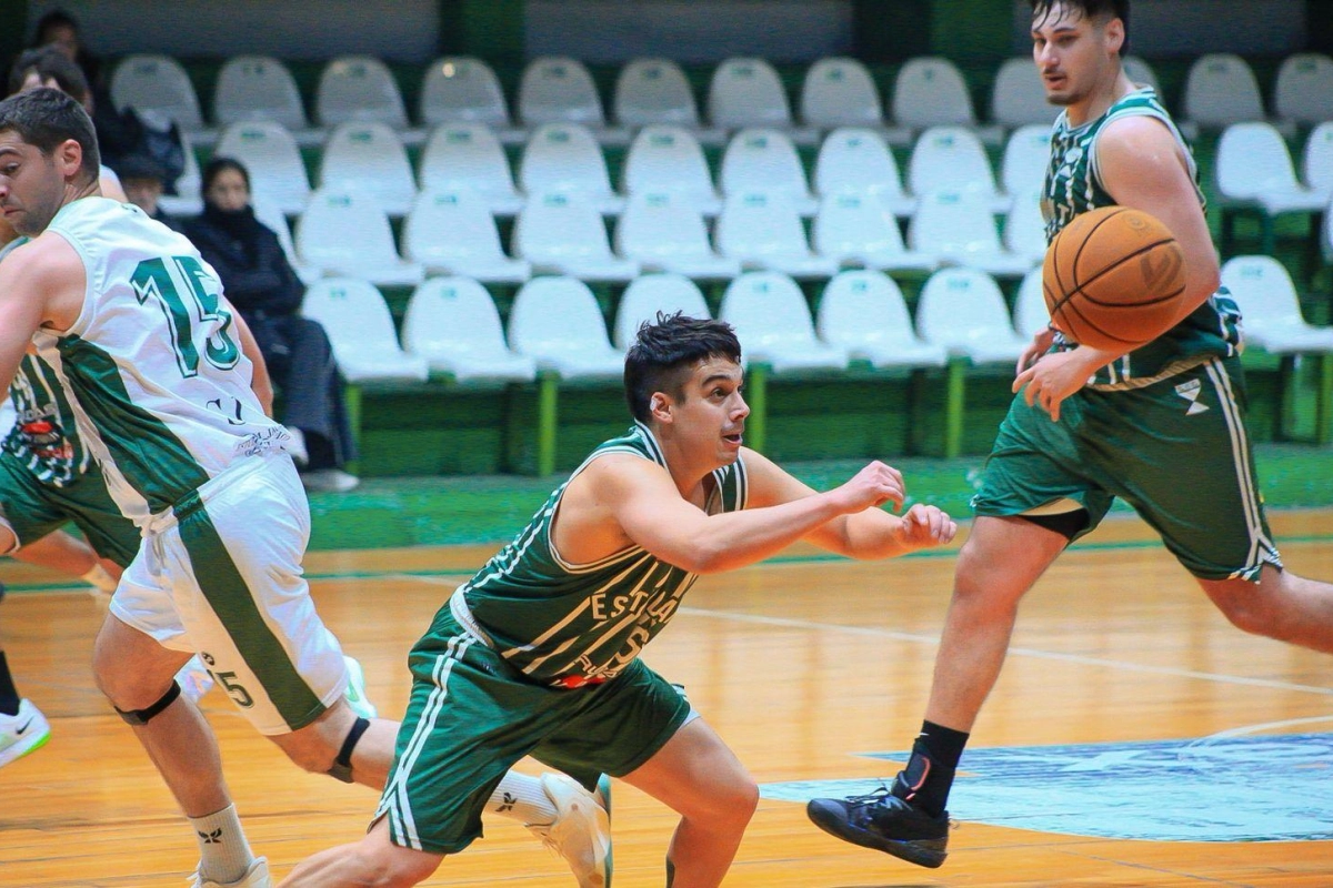 Facundo Ortiz pasando el bal&oacute;n