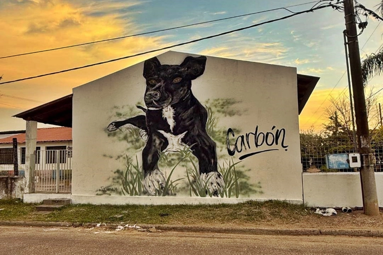 Pintaron un mural dedicado al perro del barrio en una escuela de Concordia