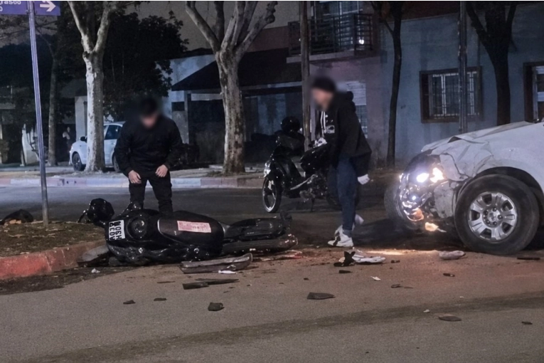 Una motociclista pelea por su vida tras un grave accidente en la madrugada en Colón
