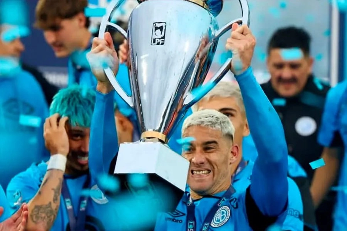 El entrerriano levantando la copa de Campe&oacute;n.