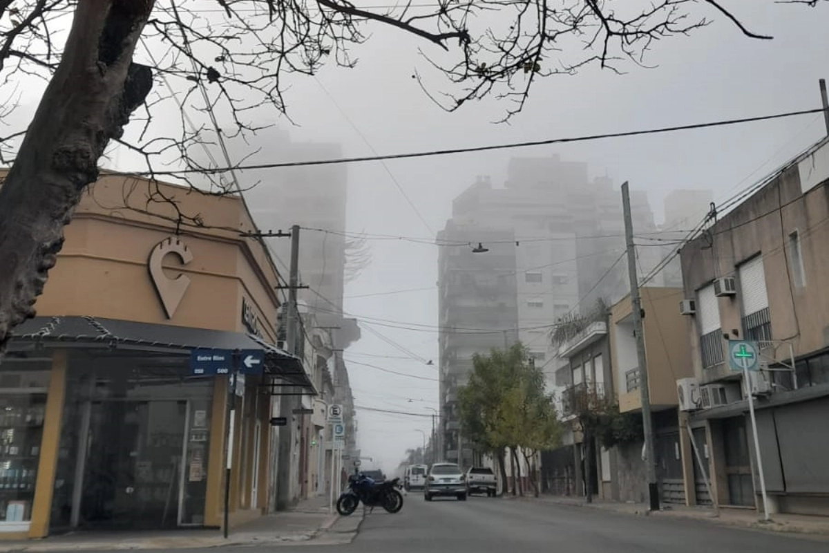 La niebla se hace presente en la ciudad de Concordia.